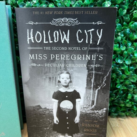 Bundle Miss Peregrine's Peculiar Children Books Hollow City Summer Reading - Picture 2 of 10